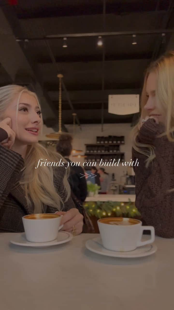 ダニエル・クヌッドソンのインスタグラム：「the real ones close, and the circle small. ☕️ @danielleknudson1」