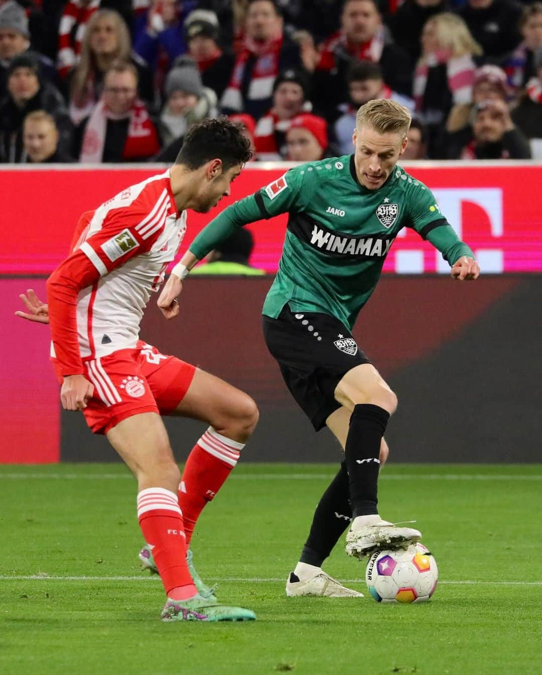 VfBシュトゥットガルトのインスタグラム：「⏸️ Pause in München. Wir liegen nach dem frühen Treffer von Harry Kane mit 0:1 zurück. Dran bleiben, Jungs aus Cannstatt!! 💪⚪️🔴  #VfB #FCBVfB 1:0 (45‘) #vfbstuttgart #auswärtsspiel #vfbstuttgart1893 #auscannstatt #furchtlosundtreu #VfBInsta」