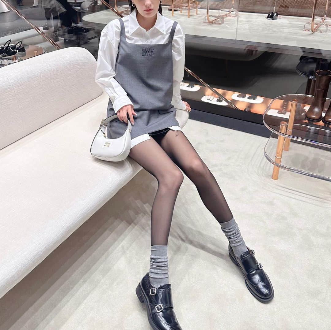 マギーさんのインスタグラム写真 - (マギーInstagram)「Miu Miu Club Tokyo🩶🩶🩶  フルルックバージョン！ ストアにも遊びに行って、最新アイテムが可愛すぎたよ〜 欲しいものたくさんでこまる🥹🫶  #MiuMiu #MIUMIUCLUBTOKYO #PR」11月24日 13時19分 - maggymoon