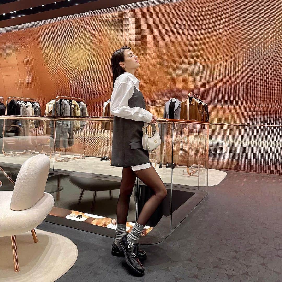 のインスタグラム：「Miu Miu Club Tokyo🩶🩶🩶  フルルックバージョン！ ストアにも遊びに行って、最新アイテムが可愛すぎたよ〜 欲しいものたくさんでこまる🥹🫶  #MiuMiu #MIUMIUCLUBTOKYO #PR」