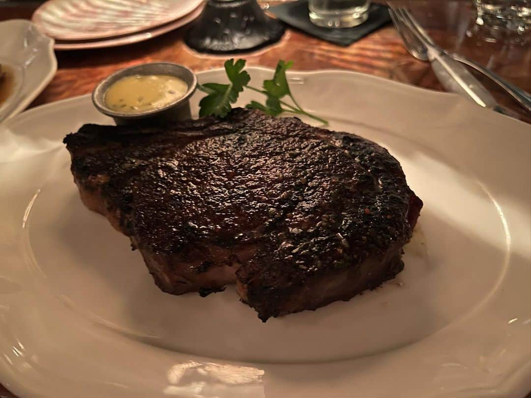 あこさんのインスタグラム写真 - (あこInstagram)「Las Vegas🇺🇸Day3 Dinner🍴『BAVETTE'S STEAK HOUSE』 オシャレすぎるBARとレストラン！ラムチョップのステーキ柔らかくて美味しかった☺️あとお店で一番大きいステーキ！ミディアムレアで🥩肉の旨みが閉じ込められてしっとりで美味しい🥹フライドチキンも美味しかった！！ デザートは下にトッピングがたくさんあって自分の好きなものを少しずつトッピングするのが正解なんやろうけど全部食べたいからオールトッピング🫶🏻笑デザートも美味しかった！ブラウニーもあったんやけどそれもめちゃくちゃ濃厚で甘くて美味しかった😍 #bavettesteak #lasvegas #ステーキ #ラムチョップ #フライドチキン #大食い #双子 #はらぺこツインズ #大食い女子 #먹방 #대식가 #먹팔  #먹스타그램 #大胃王 #モッパン #ความตะกละ #Ham ăn #Gula」11月24日 13時20分 - harapeko__ako