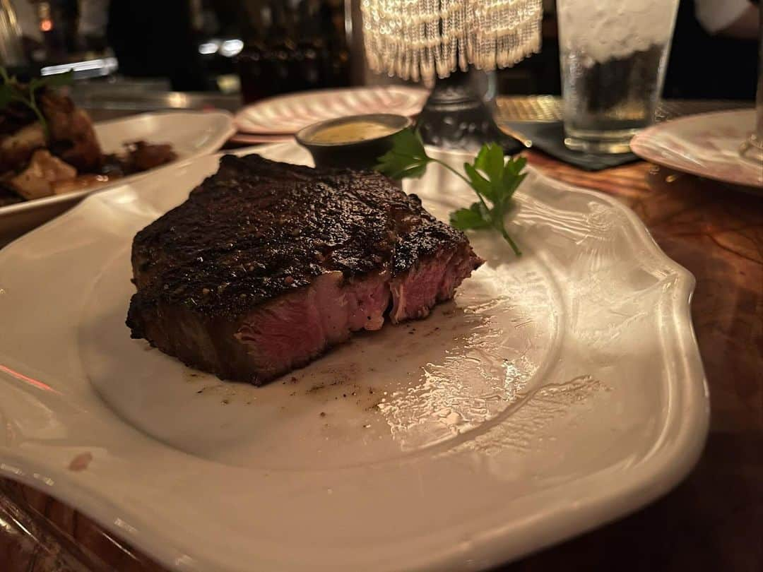 あこさんのインスタグラム写真 - (あこInstagram)「Las Vegas🇺🇸Day3 Dinner🍴『BAVETTE'S STEAK HOUSE』 オシャレすぎるBARとレストラン！ラムチョップのステーキ柔らかくて美味しかった☺️あとお店で一番大きいステーキ！ミディアムレアで🥩肉の旨みが閉じ込められてしっとりで美味しい🥹フライドチキンも美味しかった！！ デザートは下にトッピングがたくさんあって自分の好きなものを少しずつトッピングするのが正解なんやろうけど全部食べたいからオールトッピング🫶🏻笑デザートも美味しかった！ブラウニーもあったんやけどそれもめちゃくちゃ濃厚で甘くて美味しかった😍 #bavettesteak #lasvegas #ステーキ #ラムチョップ #フライドチキン #大食い #双子 #はらぺこツインズ #大食い女子 #먹방 #대식가 #먹팔  #먹스타그램 #大胃王 #モッパン #ความตะกละ #Ham ăn #Gula」11月24日 13時20分 - harapeko__ako