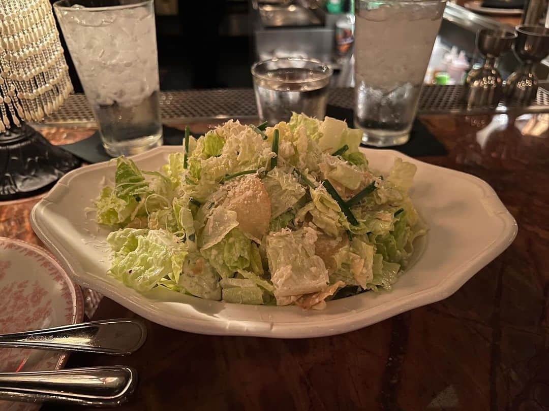 あこさんのインスタグラム写真 - (あこInstagram)「Las Vegas🇺🇸Day3 Dinner🍴『BAVETTE'S STEAK HOUSE』 オシャレすぎるBARとレストラン！ラムチョップのステーキ柔らかくて美味しかった☺️あとお店で一番大きいステーキ！ミディアムレアで🥩肉の旨みが閉じ込められてしっとりで美味しい🥹フライドチキンも美味しかった！！ デザートは下にトッピングがたくさんあって自分の好きなものを少しずつトッピングするのが正解なんやろうけど全部食べたいからオールトッピング🫶🏻笑デザートも美味しかった！ブラウニーもあったんやけどそれもめちゃくちゃ濃厚で甘くて美味しかった😍 #bavettesteak #lasvegas #ステーキ #ラムチョップ #フライドチキン #大食い #双子 #はらぺこツインズ #大食い女子 #먹방 #대식가 #먹팔  #먹스타그램 #大胃王 #モッパン #ความตะกละ #Ham ăn #Gula」11月24日 13時20分 - harapeko__ako