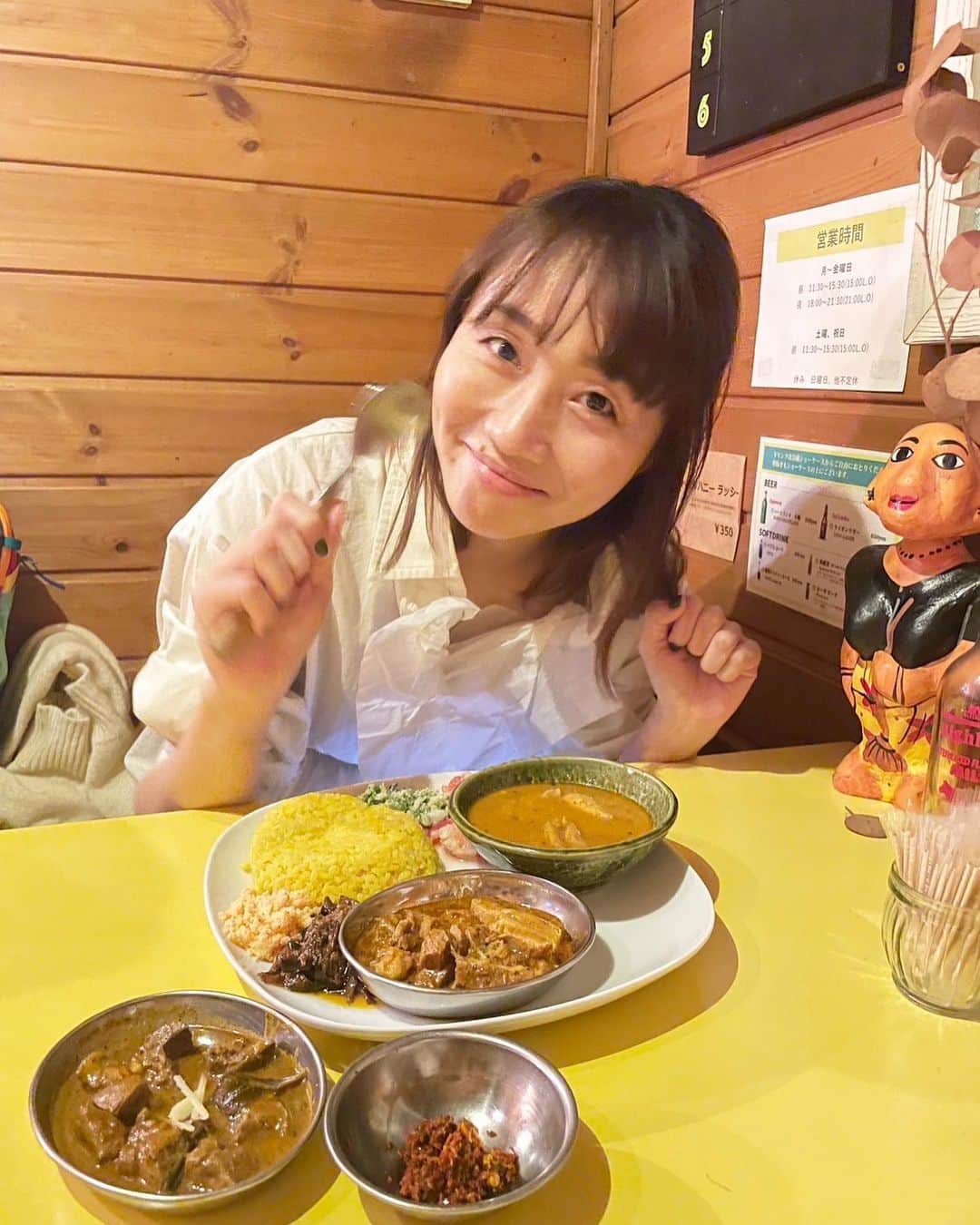 矢井田瞳のインスタグラム：「🍛🍛🍛  大阪でのランチは大好きなデッカオカレー🇱🇰  中川さんのカレーはやっぱり美味しすぎた、パワーアップしていた！ 気づけばみんなピカピカに食べ終わっていた！ 胃も心も幸せー♡  #大阪 #スリランカカレー #カレーやデッカオ @dekkaocurry」