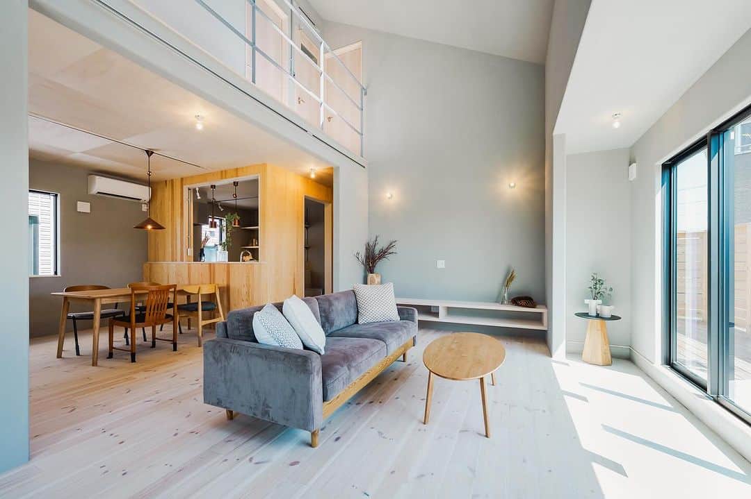 Fridge Homeのインスタグラム：「・ 『縦の空間を使ったリビング。』 つくば市さくらの森モデルハウス  ・ 【居心地の良さを、つくりたい 】  エフリッジホームでは『10年後に自分たちに馴染んでいくような家づくり』を大事にしています。  それは例えると、革製品のように使いこむことにより経年変化してくいくものを美意識として考えています。  それらを実現するために、家づくりの中で無垢材や塗り壁など自然素材を採用しております。  私たち自身が自然の中で生きているからこそ、自然素材で調和された居心地の良い空間で過ごしていただきたいと思っています。  是非お近くのモデルハウスや完成現場見学会にて、その空気感や素材感の『違い』をご体感ください。  その他お問い合わせがありましたら、お気軽にDMして下さい！ ・ ・ ——————— more photo @fridge_home ——————— ・  施工事例、たくさん公開しております。 ぜひ「@fridge_home」からホームページをご覧ください。  ——————— more phots...👉@fridge_home ——————— ・ ・ ——————————— #エフリッジカルチャー はこちら...👉　@fridge_home_culture ———————————」