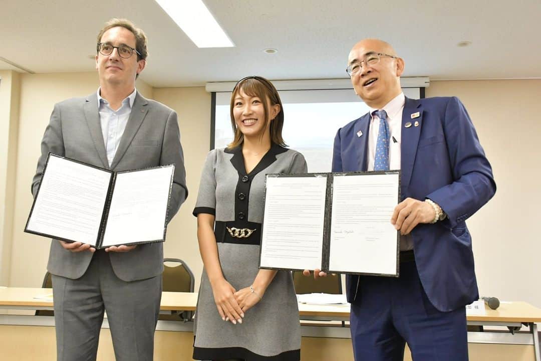 上枝恵美加のインスタグラム：「カタルーニャ州政府観光局と大阪観光局が連携協定を結ぶこの場に立ち会わせて頂けたこととても光栄に思います。 私の故郷の街は大阪ですが、 カタルーニャは私の2番目の家ように感じています。 大好きな2つの都市の架け橋になれますように！  M'alegro molt d'haver pogut "formar part" d'aquest moment. Jo soc d'Osaka, però la meva segona casa és Catalunya. Espero poder ser pont entre les meves dues terres. Perquè les estimo molt!  #Osaka #Catalunya #観光」