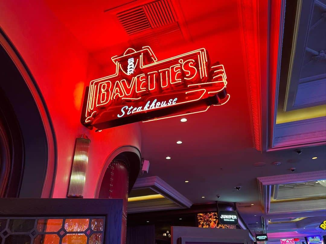 あこさんのインスタグラム写真 - (あこInstagram)「『BAVETTE'S STEAK HOUSE』 雰囲気がすごい良くて目の前でカクテルを作ってくれるところが見れる🍸お酒の種類がすごくて置いてあるお酒の瓶さえも綺麗！ #bavettesteak #lasvegas」11月24日 13時20分 - harapeko__ako