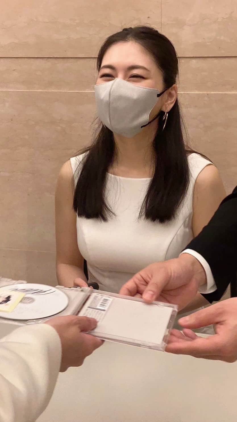 田中彩子のインスタグラム：「サイン会にもたくさん並んで頂き、皆さんの顔が見れてとっても嬉しかったです😊」