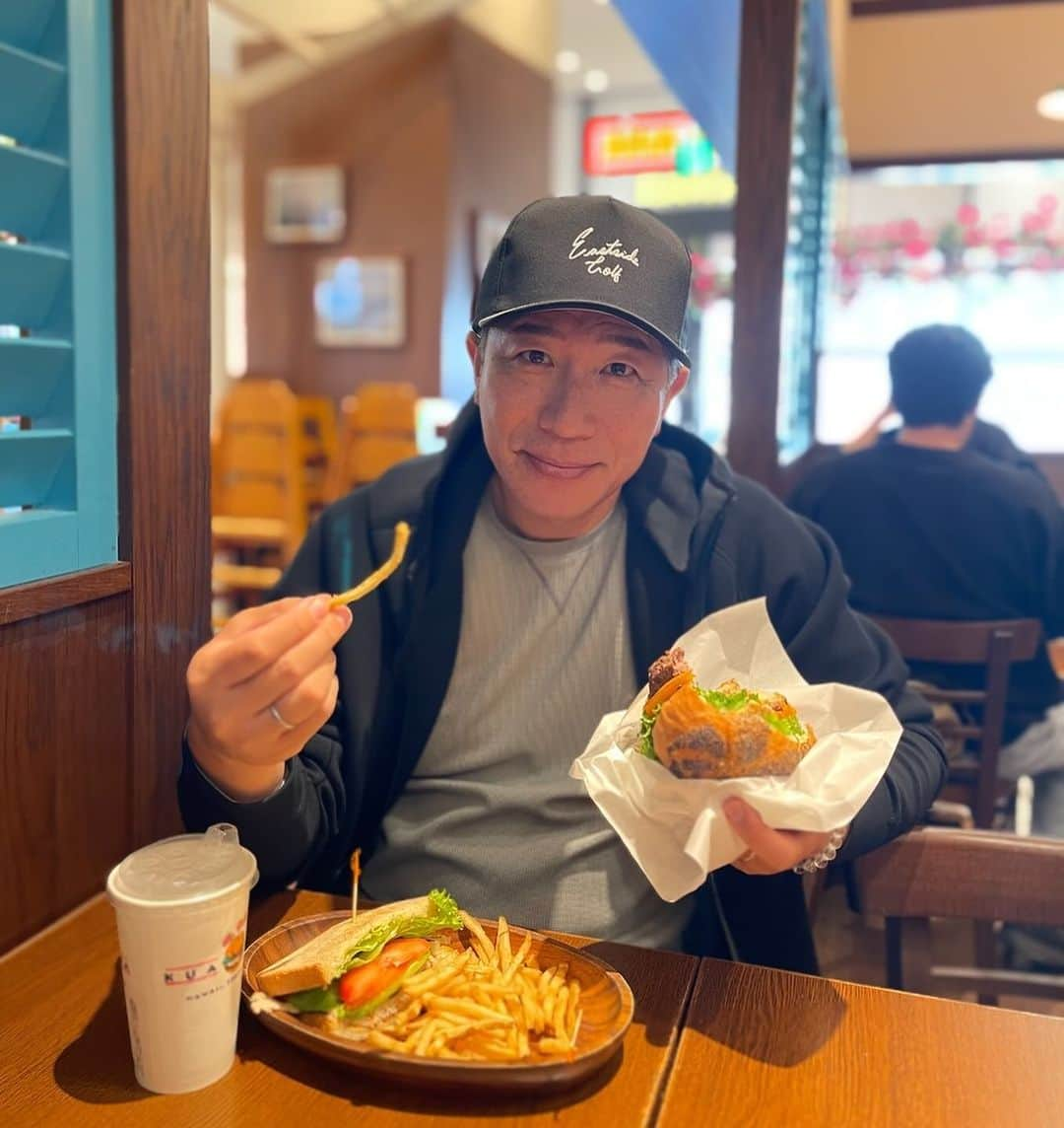 多村仁志のインスタグラム：「. 今日は暖かいのでHawaii気分でランチミーティング 🍔🥪🥤  #lunch #kuaaina #BURGER #sandwich #フレンチフライ大好き #久しぶりに #Hawaii 行きたいな」