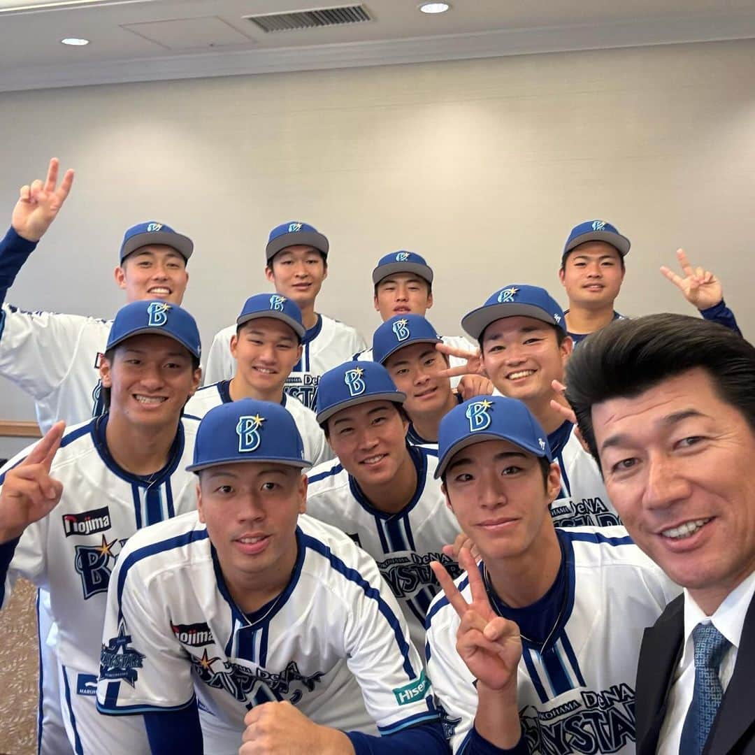 三浦大輔のインスタグラム：「.  2024年度  新入団選手  記者発表会！  ヨ・ロ・シ・ク！！  #4 #度会隆輝 #34 #松本凌人 #33 #武田陸玖 #44 #石上泰輝 #54 #石田裕太郎 #55 #井上絢登 #193 #高見澤郁魅 #102 #清水麻成 #125 #小笠原蒼 #122 #庄司陽斗 #130 #近藤大雅 #新人 #入団 #発表会 #横浜ベイシェラトン #横浜denaベイスターズ  #監督 #三浦大輔 #ヨロシク」