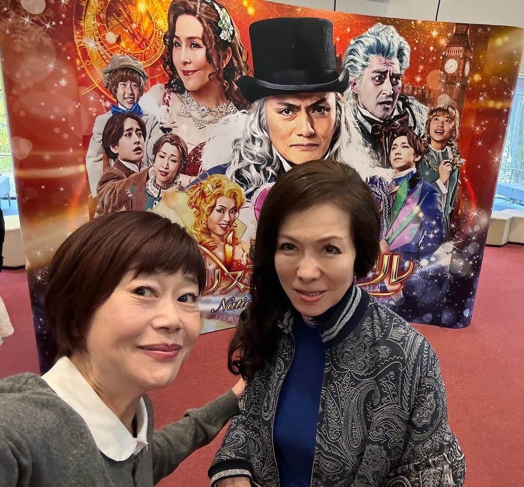 神野美伽さんのインスタグラム写真 - (神野美伽Instagram)「11月24日  みなさん こんにちは  暖かい東京で、 今日、私は半袖を着ています。 本当に、地球がヘンですね。  昨日は、 友人の由美さんと待ち合わせをして、 立川市にある「たましんRISURUホール」へ ミュージカル「クリスマス・キャロル」を観劇しに参りました。  三人の女（イザベラ・イライザ・イボンヌ）を 友人の杉本彩さんが演じました。  チャールズ・ディケンズが1943年に書いた小説を舞台化した普遍的な作品ですが、 舞台で観るのは今回が初めてでした。  スクルージ役の松村雄基さん、 マーレイ役の吉田要士さんを始め、 役者全員の気持ちが客席にしっかりと届いて来る、じつに素晴らしいカンパニーでした。  とくに、 ティム役の子役、萩原ゆめのさんのナチュラルさ、動きの美しさには驚いてしまいました。  20日の東京を皮切りに始まったばかりのこの公演、 12月26日まで、 全国各地のツアーが続くそうです。  本当に素晴らしいミュージカルなので、 もし、 皆さまのお近くで開催されますようでしたら、 ご家族で是非御覧いただきたいと思い、 （僭越ながら）御紹介させていただきます。  #ミュージカル　#クリスマスキャロル　#チャールズ・ディケンズ  #松村雄基　#杉本彩　#吉田要士  #」11月24日 13時28分 - mika_shinno_japan