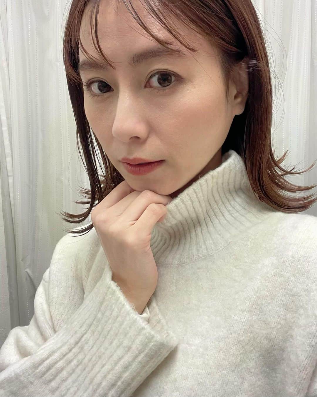 小坂温子のインスタグラム：「スフレヤーンニット🧶 これ気持ちくてあったかい😌🌸  #ユニクロ  #uniqlo  #スフレヤーン  #ニット」