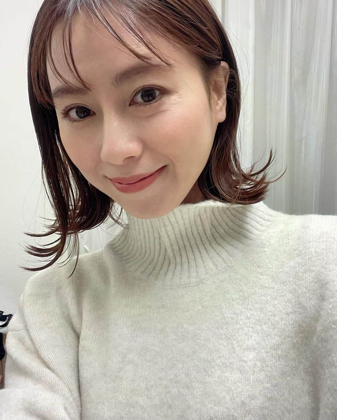 小坂温子さんのインスタグラム写真 - (小坂温子Instagram)「スフレヤーンニット🧶 これ気持ちくてあったかい😌🌸  #ユニクロ  #uniqlo  #スフレヤーン  #ニット」11月24日 13時24分 - kosaka_atsuko