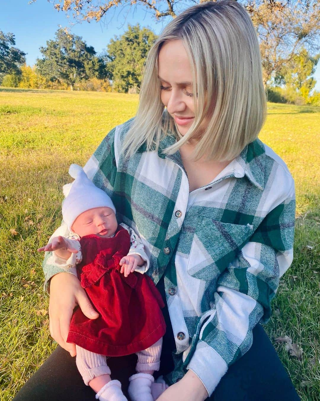 マディリン・ベイリーさんのインスタグラム写真 - (マディリン・ベイリーInstagram)「Thanksgiving this year was pretty simple… turkey sandwiches, cranberry juice and baby cuddles at the park but it was one of my favs!  Wishing y’all a very happy thanksgiving 🦃🍁🍽」11月24日 13時24分 - madilynbailey