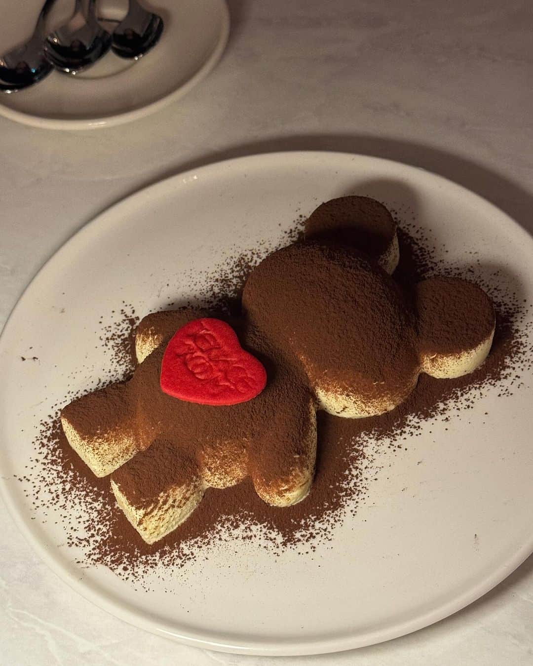 キム・ジュニさんのインスタグラム写真 - (キム・ジュニInstagram)「점심 맛있게 드셨어요?!🙋🏻‍♀️ 오늘 기모핀턱슬리닝팬츠 순위 들고 왔지요! 역시나 블랙이 압도적 1위!! 멜란지그레이가 바짝 뒤쫒고 있고 에토프가 3위입니다!  1차수량이 끝나가고 있는데 품절시 2차 오픈될 예정이에요  오늘도 많은 사랑 넘넘 감사드려요!  그리고 여러분들과 같이 만든 목걸이💫 어제 동생이 보더니 너무 예쁘다고 당장 사겠다고 돈부터 주더라구요🤣 실물이 더 예쁜 녀석인데 최대한 예쁘게 담아 볼께요!!  금값이 너무 많이 올라 가격 최대한 마진 줄여서 좋은 가격으로 드리려고 노력하고 있어요😩  무조건 가장 좋은 혜택으로 드릴거니까 저 믿어주세요!  목걸이는 다음주 수요일 오픈입니다☝🏻 자세한 설명 준비해서 올께요🩶」11月24日 13時26分 - evajunie