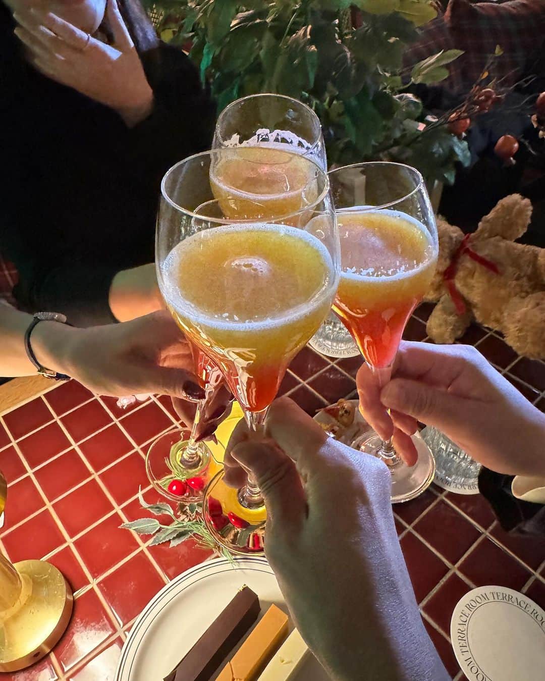 キム・ジュニさんのインスタグラム写真 - (キム・ジュニInstagram)「점심 맛있게 드셨어요?!🙋🏻‍♀️ 오늘 기모핀턱슬리닝팬츠 순위 들고 왔지요! 역시나 블랙이 압도적 1위!! 멜란지그레이가 바짝 뒤쫒고 있고 에토프가 3위입니다!  1차수량이 끝나가고 있는데 품절시 2차 오픈될 예정이에요  오늘도 많은 사랑 넘넘 감사드려요!  그리고 여러분들과 같이 만든 목걸이💫 어제 동생이 보더니 너무 예쁘다고 당장 사겠다고 돈부터 주더라구요🤣 실물이 더 예쁜 녀석인데 최대한 예쁘게 담아 볼께요!!  금값이 너무 많이 올라 가격 최대한 마진 줄여서 좋은 가격으로 드리려고 노력하고 있어요😩  무조건 가장 좋은 혜택으로 드릴거니까 저 믿어주세요!  목걸이는 다음주 수요일 오픈입니다☝🏻 자세한 설명 준비해서 올께요🩶」11月24日 13時26分 - evajunie