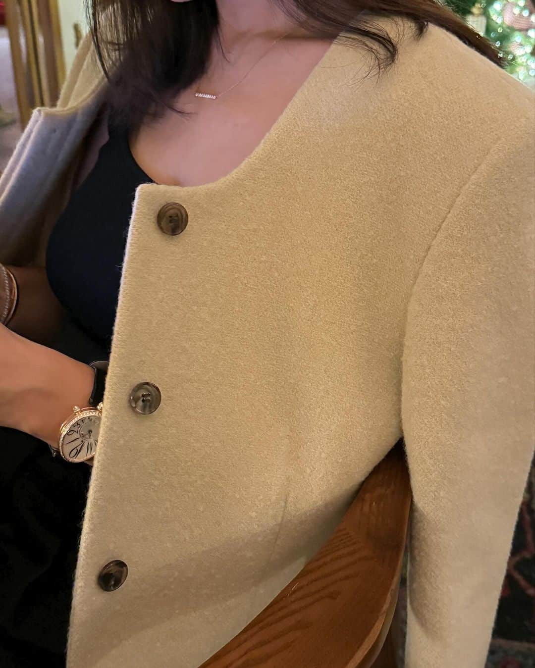 キム・ジュニさんのインスタグラム写真 - (キム・ジュニInstagram)「점심 맛있게 드셨어요?!🙋🏻‍♀️ 오늘 기모핀턱슬리닝팬츠 순위 들고 왔지요! 역시나 블랙이 압도적 1위!! 멜란지그레이가 바짝 뒤쫒고 있고 에토프가 3위입니다!  1차수량이 끝나가고 있는데 품절시 2차 오픈될 예정이에요  오늘도 많은 사랑 넘넘 감사드려요!  그리고 여러분들과 같이 만든 목걸이💫 어제 동생이 보더니 너무 예쁘다고 당장 사겠다고 돈부터 주더라구요🤣 실물이 더 예쁜 녀석인데 최대한 예쁘게 담아 볼께요!!  금값이 너무 많이 올라 가격 최대한 마진 줄여서 좋은 가격으로 드리려고 노력하고 있어요😩  무조건 가장 좋은 혜택으로 드릴거니까 저 믿어주세요!  목걸이는 다음주 수요일 오픈입니다☝🏻 자세한 설명 준비해서 올께요🩶」11月24日 13時26分 - evajunie