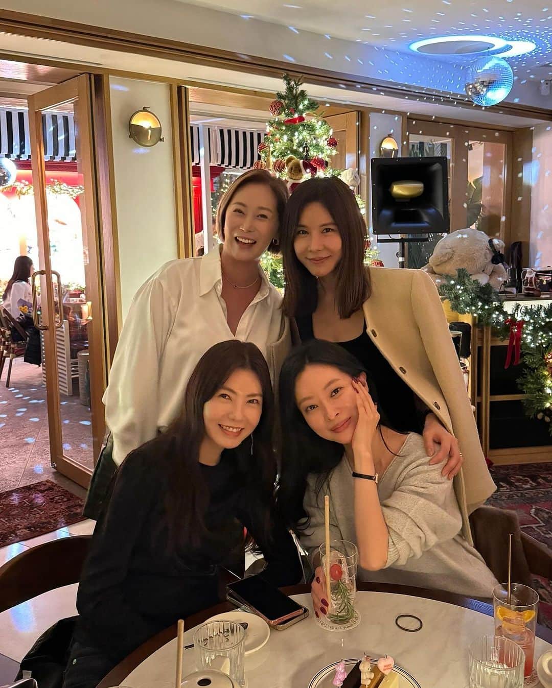 キム・ジュニさんのインスタグラム写真 - (キム・ジュニInstagram)「점심 맛있게 드셨어요?!🙋🏻‍♀️ 오늘 기모핀턱슬리닝팬츠 순위 들고 왔지요! 역시나 블랙이 압도적 1위!! 멜란지그레이가 바짝 뒤쫒고 있고 에토프가 3위입니다!  1차수량이 끝나가고 있는데 품절시 2차 오픈될 예정이에요  오늘도 많은 사랑 넘넘 감사드려요!  그리고 여러분들과 같이 만든 목걸이💫 어제 동생이 보더니 너무 예쁘다고 당장 사겠다고 돈부터 주더라구요🤣 실물이 더 예쁜 녀석인데 최대한 예쁘게 담아 볼께요!!  금값이 너무 많이 올라 가격 최대한 마진 줄여서 좋은 가격으로 드리려고 노력하고 있어요😩  무조건 가장 좋은 혜택으로 드릴거니까 저 믿어주세요!  목걸이는 다음주 수요일 오픈입니다☝🏻 자세한 설명 준비해서 올께요🩶」11月24日 13時26分 - evajunie