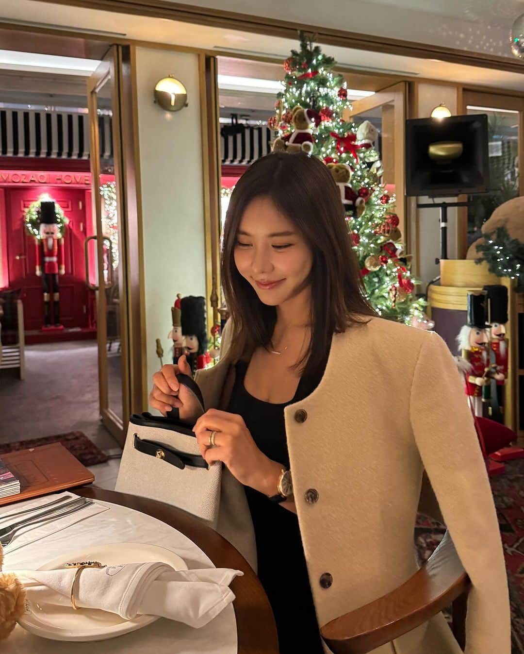 キム・ジュニのインスタグラム：「점심 맛있게 드셨어요?!🙋🏻‍♀️ 오늘 기모핀턱슬리닝팬츠 순위 들고 왔지요! 역시나 블랙이 압도적 1위!! 멜란지그레이가 바짝 뒤쫒고 있고 에토프가 3위입니다!  1차수량이 끝나가고 있는데 품절시 2차 오픈될 예정이에요  오늘도 많은 사랑 넘넘 감사드려요!  그리고 여러분들과 같이 만든 목걸이💫 어제 동생이 보더니 너무 예쁘다고 당장 사겠다고 돈부터 주더라구요🤣 실물이 더 예쁜 녀석인데 최대한 예쁘게 담아 볼께요!!  금값이 너무 많이 올라 가격 최대한 마진 줄여서 좋은 가격으로 드리려고 노력하고 있어요😩  무조건 가장 좋은 혜택으로 드릴거니까 저 믿어주세요!  목걸이는 다음주 수요일 오픈입니다☝🏻 자세한 설명 준비해서 올께요🩶」