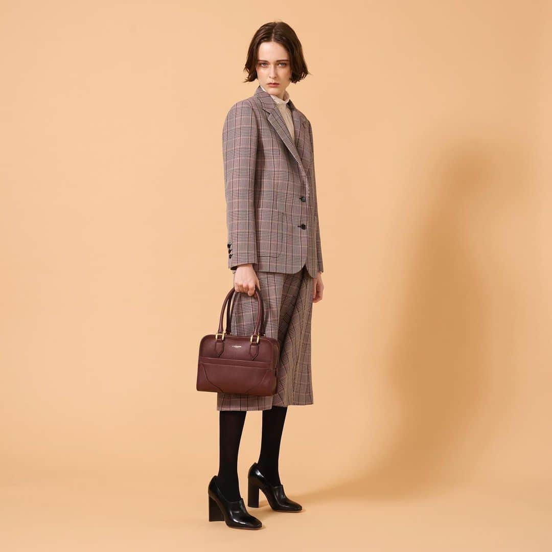 J&M Davidsonのインスタグラム：「クラシックなグレンチェックと、淡いピンクベースの組み合わせが新鮮な英国ムード漂うセットアップ。 肉厚な素材感と丁寧な縫製で仕立てられたジャケットとスカートは、良質な着心地を実現してくれます。 スクエアシェイプの”MIA CUB/ミアキューブ”と合わせて、ワンランク上のオケージョンスタイルに。  #jandmdavidson #ジェイアンドエムデヴィッドソン」