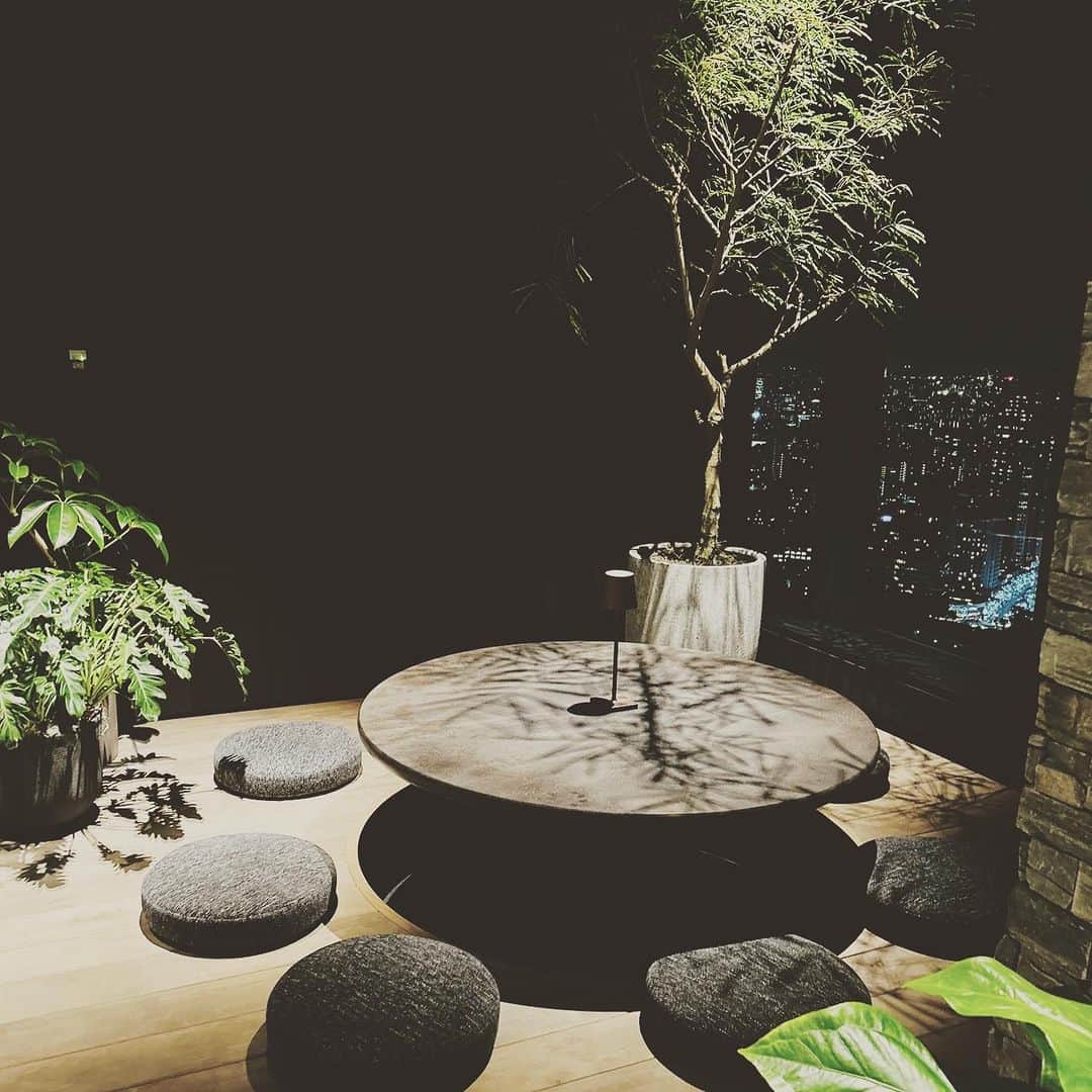 KIKIさんのインスタグラム写真 - (KIKIInstagram)「麻布台ヒルズをひと足先に見学させてもらって ふだんは入れないオフィス棟へ 52階から夜景に酔いしれて すごい〜すごい！と繰り返し口にしていたけど あとで資料を見たら そのオフィスフロアのさらに階上にアマンレジデンスがあって もうそうなると内も外も景色が想像つかない😵‍💫  実は タワーは自宅から望める距離にあり 高い高い建物がどんどんできていくことに ちょっと戦々恐々としていたのだけど こんな楽しげな場所でよかったな🗼✨  ちなみに わたしの着ているワンピースは sm2rhythm の今シーズンの物 お気に入りの一枚です #麻布台ヒルズ #麻布台ヒルズ森jpタワー  #ヘザウィックスタジオ #ペリクラーク」11月24日 11時59分 - kiki_campagnepremiere