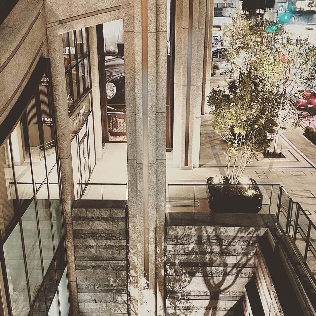 KIKIさんのインスタグラム写真 - (KIKIInstagram)「麻布台ヒルズをひと足先に見学させてもらって ふだんは入れないオフィス棟へ 52階から夜景に酔いしれて すごい〜すごい！と繰り返し口にしていたけど あとで資料を見たら そのオフィスフロアのさらに階上にアマンレジデンスがあって もうそうなると内も外も景色が想像つかない😵‍💫  実は タワーは自宅から望める距離にあり 高い高い建物がどんどんできていくことに ちょっと戦々恐々としていたのだけど こんな楽しげな場所でよかったな🗼✨  ちなみに わたしの着ているワンピースは sm2rhythm の今シーズンの物 お気に入りの一枚です #麻布台ヒルズ #麻布台ヒルズ森jpタワー  #ヘザウィックスタジオ #ペリクラーク」11月24日 11時59分 - kiki_campagnepremiere