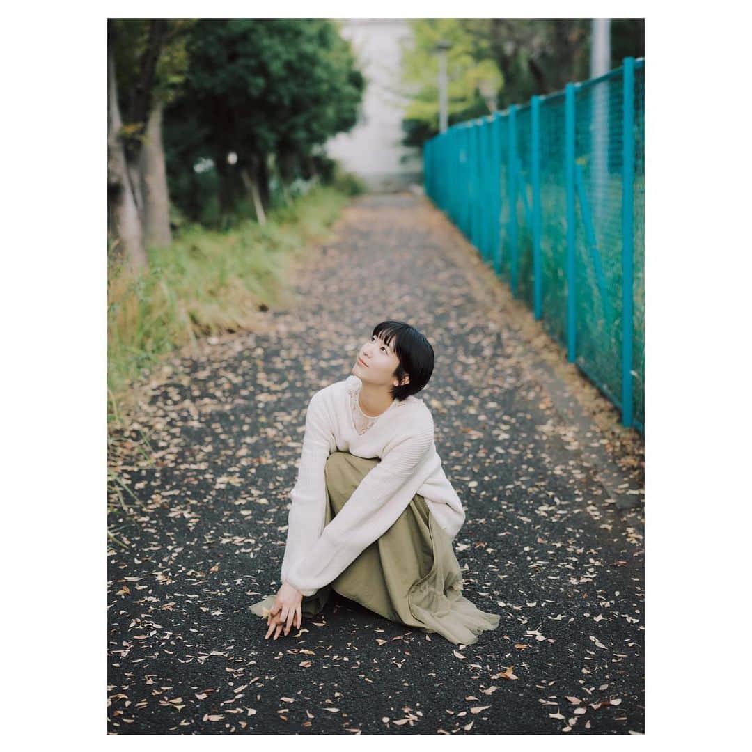 小貫莉奈のインスタグラム：「今日も頑張りましょ🐻  photo: @satoruakiba_   #portrait #photograph #Japan #photography #ポートレート #makeup #shooting」