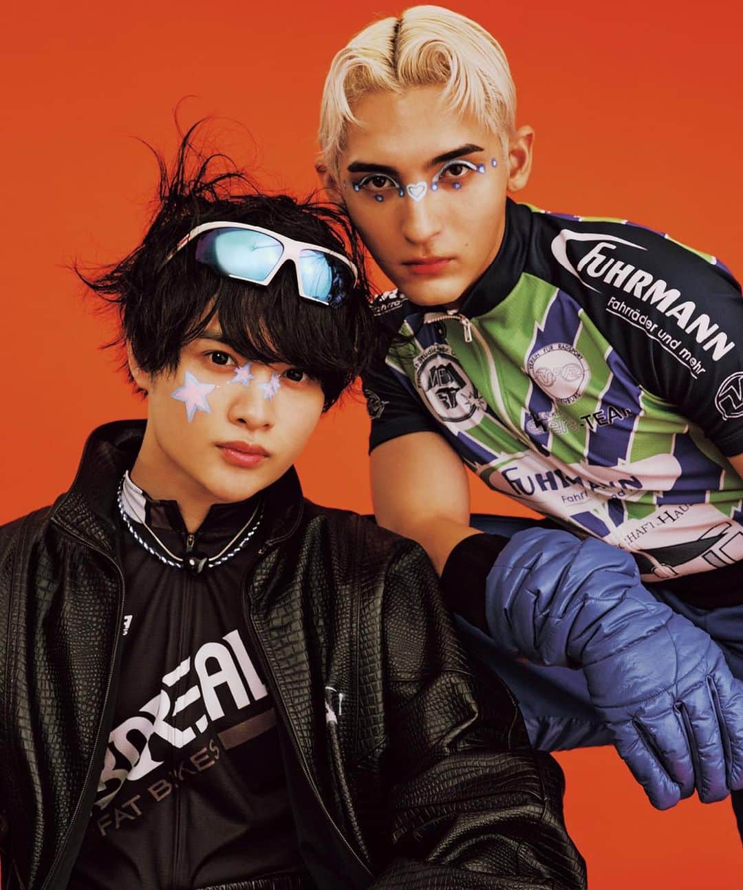 NYLON JAPANのインスタグラム：「ビューティで追及する 世間を騒がすITボーイズのアイコニック！ SNSにポストすればたちまち“いいね！”が飛んでくる、様々な分野で活躍中の憧れのクリエイティヴボーイズたちが大集合。そのままでも輝く彼らにビューティの魔法をかけて、フリーダムでエッジィな姿に変身させて、さらなるバズりを狙っちゃうよ♡　目がくらむほどのカリスマオーラを放つネクストジェネレーションの、底知れぬ魅力を証明！  #perupines  @perupines #kaz @cc_kaz_ #rioske @cc_rioske_   photography @kyohei34 styling @shofurukawa_  hair @miraiuejo  makeup @yuka_hirac」