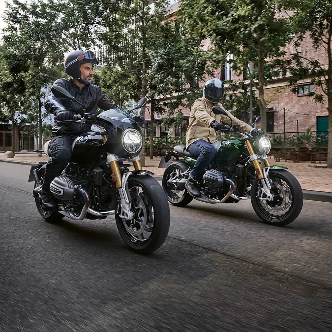BMW Motorrad Japanのインスタグラム：「＜R 12 nineT / R12 誕生＞  BMW Motorradのヘリテイジファミリーにクラシック・ロードスターのR 12 nineTとクラシック・クルーザーのR 12が加わりました。  新設計の車体と進化したボクサーエンジンを組み合わせる期待のニューモデルです。  R 12 nineTでは前後17インチのホイールやアルミタンク等を装備してスポーティな走りを堪能できるクラシックロードスターとしての魅力がさらに進化しました。  一方のR 12ではフロント19インチ、リア16インチのホイールを採用するとともに、低いシート高や専用のリアフェンダーによってクラシックなクルーザースタイルを表現しています。  どちらもこれまでのR nineT同様に自由なカスタマイズが楽しめるモデルです。  #SoulFuel #makeLifeARide #R12nineT #R12 #BMWMotorrad #BMWモトラッド #駆けぬける歓び」