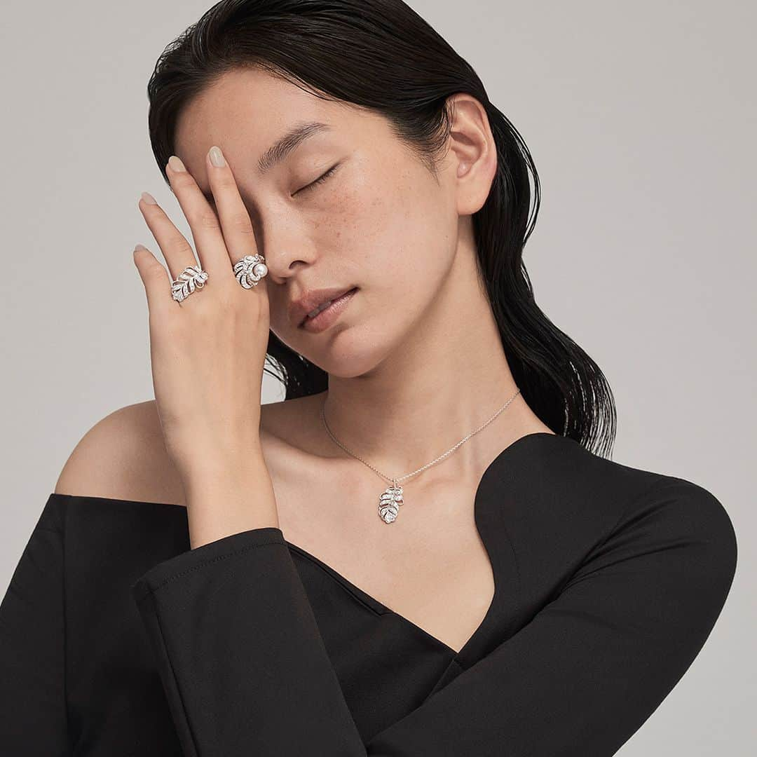 Mikimotoのインスタグラム：「The diamond-encrusted “Mikimoto Feather Collection” will ensure a holiday season full of delightful brilliance.  ダイアモンドを散りばめたフェザーモチーフのジュエリー。ホリデーを彩るような煌めきに満ちて。 ＊12/24（日）にお届けをご希望の方は、12/20（水）12時までにオンラインショップにてご注文ください。  #MIKIMOTO #ミキモト #MikimotoHoliday #MikimotoFeatherCollection」