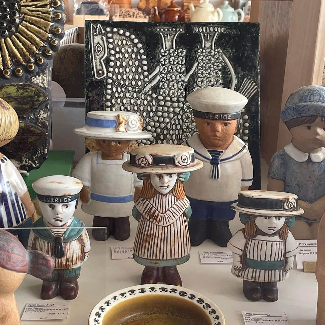 フリーデザインさんのインスタグラム写真 - (フリーデザインInstagram)「【ヴィンテージ リサ・ラーソン フェア残り３日！】 実店舗で開催中の「ヴィンテージ リサ・ラーソン フェア2023」も終了まで残り３日となりました。  毎年楽しみにご来店くださる方や「やっと来れました！」と言ってくださる方など、今回も本当にたくさんのお客様にご来店いただき、スタッフも楽しいひとときを過ごすことができました。  数多くの希少な作品を手に取って見られるのは11月26日（日）まで。ぜひこの機会に吉祥寺店へ足を運んでみてくださいね。  ▼イベント詳細はプロフィールのリンクからご覧いただけます。 → @freedesign_jp  ーーーーーーーーーーーーーーーー  ヴィンテージ リサ・ラーソンフェア 2023 開催期間：2023年11月10日（金）～11月26日（日） 会場：free design吉祥寺実店舗  ーーーーーーーーーーーーーーーー ※ヴィンテージ商品は、お電話・メールでのご注文やお取り置きは承っておりません。  #ヴィンテージリサラーソンフェア #vintagelisalarsonfair #フリーデザイン吉祥寺店イベント #lisalarson #リサラーソン #リサラーソン陶器 #陶板 #オブジェ #動物モチーフ #ヴィンテージ陶器 #動物オブジェ #犬のオブジェ #猫のオブジェ #陶器好き #陶器オブジェ #ヴィンテージリサラーソン #リサラーソンライオン #リサラーソンハリネズミ  #北欧雑貨 #北欧ヴィンテージ雑貨 #北欧ビンテージ #北欧ヴィンテージのある暮らし #グスタフスベリ #gustavsberg #kichijoji #freedesign_jp #フリデザ #freedesign #フリーデザイン #フリデザイベント」11月24日 12時00分 - freedesign_jp