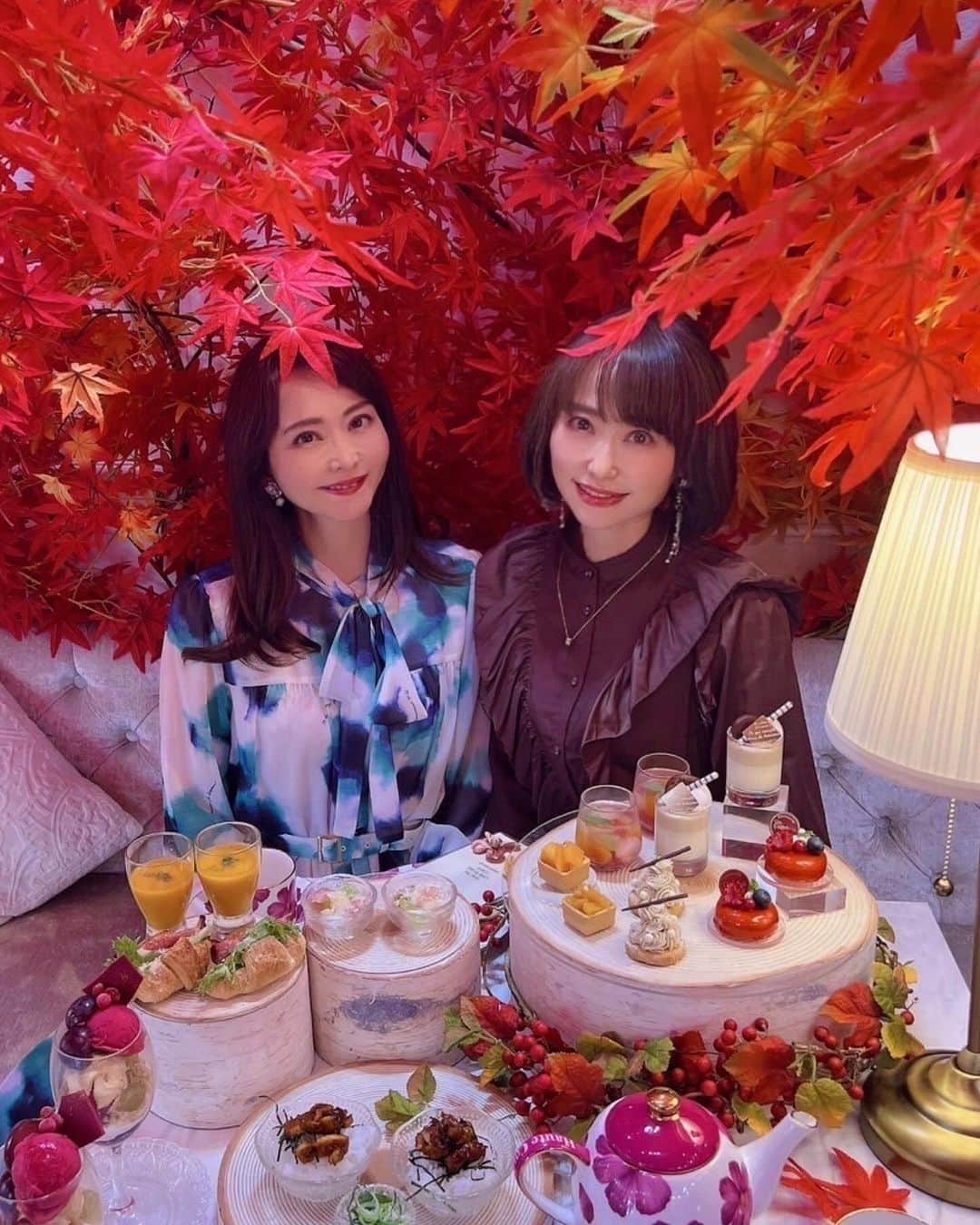 森雅子のインスタグラム：「✨✨  素敵過ぎるアフタヌーンティー✨  オートクチュールカフェ表参道  @hautecouturecafe_official   一緒に行った亜紀ちゃんと💕 @akis_smile_story   久しぶりに会ったので、お喋りに写真撮りに 大忙しであっという間の時間でした😊  スタッフのかたも素敵に写真撮ってくれて感謝です。  オートクチュールカフェ表参道のアフタヌーンティー  『Maron and Fruits Afternoon Tea』は12月3日まで。  ワンピース　@diagramofficial   【オートクチュールカフェ表参道】 東京駅港区北青山3丁目9-19 表参道391ANEX2F 11時〜20時半（L.O 20時）  ・ ・  #オートクチュールカフェ #オートクチュールカフェ表参道 #hautecouturecafe #アフタヌーンティー　#ヌン活 #アフヌン #東京カフェ　 #表参道カフェ #表参道 #東京アフタヌーンティー #東京スイーツ #tokyocafe #omotesando #afternoontea #映えスイーツ」