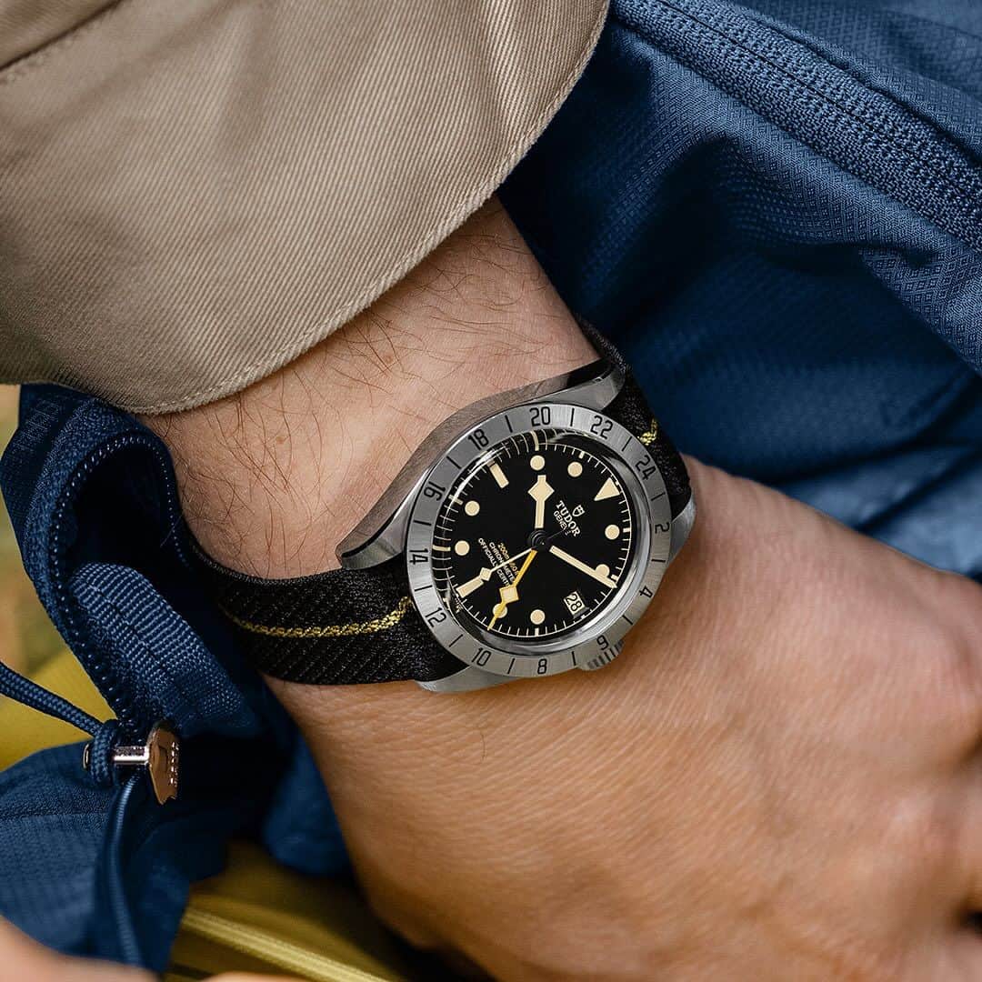 福井駅前ジュエリーパリのインスタグラム：「ブラックベイ プロ。39mm スチール製ケース、イエローのライン入りブラックファブリックストラップ。マニュファクチュール キャリバー。5年間保証。   #TudorWatch  #BornToDare  #jewelryparis  #ブラックベイプロ」