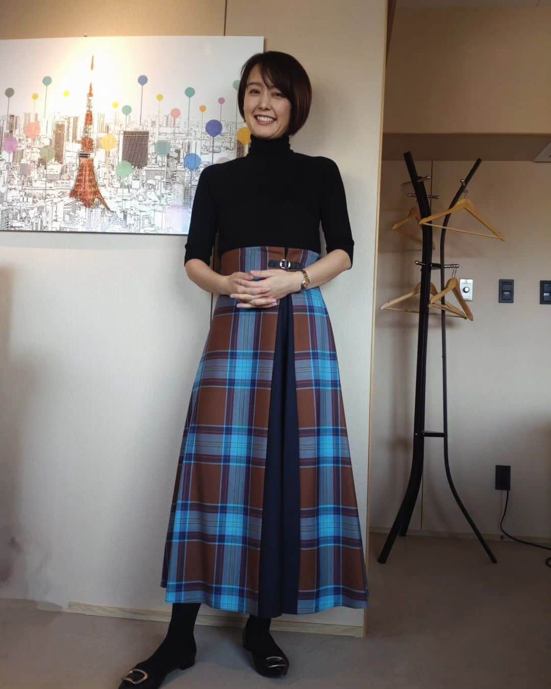 中村仁美さんのインスタグラム写真 - (中村仁美Instagram)「珍しく私服でのお仕事です  あと数回 私服での仕事が続く予定なんですが…  私、普段、デニムなど めちゃくちゃカジュアルな服ばかりで  今日のロケで すでに、持ち駒を使い切りました  次からどうしよう😅  @akiyo0414 明世ちゃんに借りようかな😂  #お仕事 #私服  #絵画の紹介番組ではありません」11月24日 11時56分 - nakamura_hitomi_official