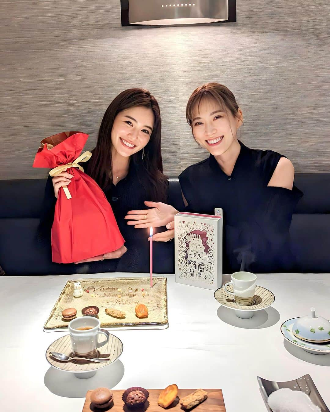 石井里奈さんのインスタグラム写真 - (石井里奈Instagram)「おなつが今年もお誕生日お祝いしてくれました🎂 おなつの結婚式終わってからだったから、挙式早々泣いたことを謝りました😂💕笑　久々たくさん話せて楽しかった☺️ . お店は市ヶ谷にある @restaurant.urano さんへ。 静かでゆっくり上質で繊細なお料理を堪能できて本当楽しい時間を過ごせました💕デザートがパフェなのも嬉しい。 . コースだと量が多いな！って思うことあるけどちょうどよくペロリでした。また行きたいなー！ 2人で毎年抱負を言い合ってるんだけど、今年も叶えられるように頑張ります🔥笑 プレゼントは飛距離計をリクエストしてもらいました🎁 もっと上手くなるぞー🏌️‍♀️💕 おなつありがとうー❤️ . #誕生日ディナー #市ヶ谷グルメ #市ヶ谷 #グルメ #グルメ女子 #記念日ディナー #フレンチ #東京フレンチ #女子会 #誕生日 #birthday #誕生日プレゼント」11月24日 11時56分 - ri7tin1025