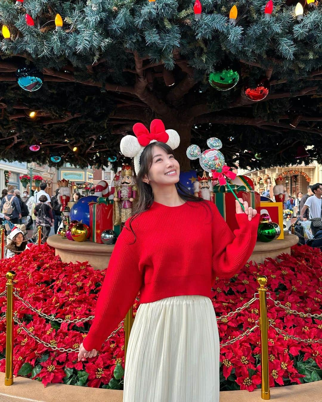 関根ささらさんのインスタグラム写真 - (関根ささらInstagram)「#東京ディズニーランド のクリスマスツリー🎄⭐️ エントランスもワールドバザールもどっちも可愛くて写真撮っちゃう🥹🩷 . . . . クリスマスに向かって街中が活気づく今の季節が大好きです…🎈 クリスマスソング聞いてるだけでテンション上がる🥹🩷  ここ数日は #netflix でクリスマス映画やドラマを見漁ってます📺 皆さんの好きなクリスマス映画はなんですか？♡ . . . . #tokyodisneyland #tokyodisneresort #tdr #tdl #tokyodisney #disneyChristmas #disneyresort #christmasdecor #christmastree #クリスマス #メリークリスマス #ディズニークリスマス #クリスマスツリー #クリスマスコーデ」11月24日 11時58分 - sasarasekine