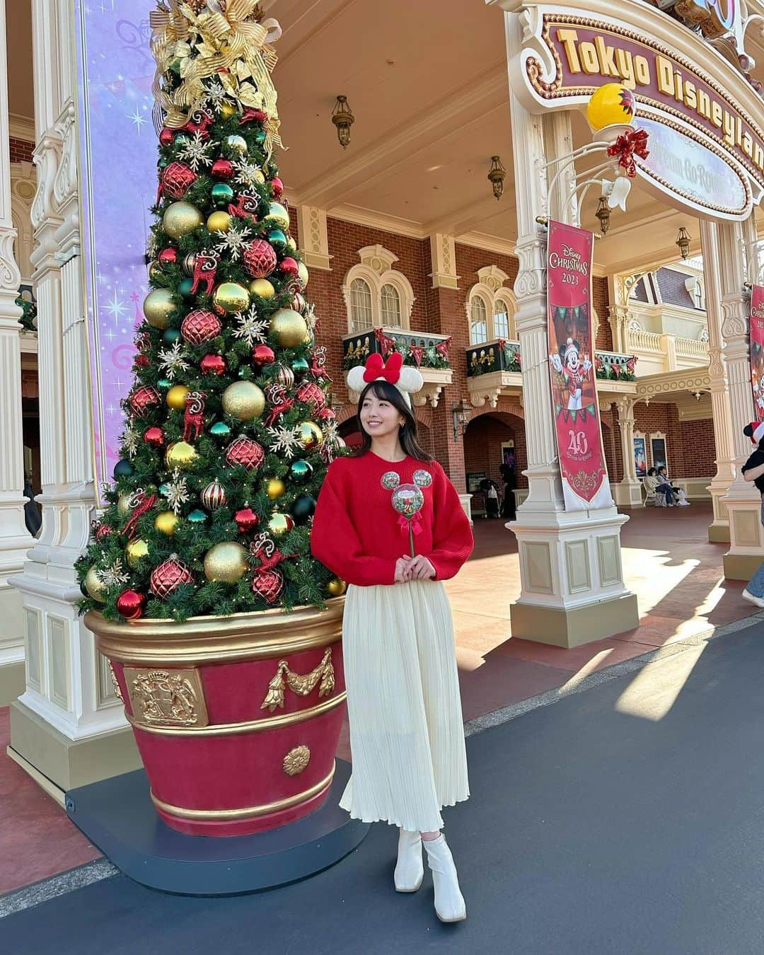 関根ささらさんのインスタグラム写真 - (関根ささらInstagram)「#東京ディズニーランド のクリスマスツリー🎄⭐️ エントランスもワールドバザールもどっちも可愛くて写真撮っちゃう🥹🩷 . . . . クリスマスに向かって街中が活気づく今の季節が大好きです…🎈 クリスマスソング聞いてるだけでテンション上がる🥹🩷  ここ数日は #netflix でクリスマス映画やドラマを見漁ってます📺 皆さんの好きなクリスマス映画はなんですか？♡ . . . . #tokyodisneyland #tokyodisneresort #tdr #tdl #tokyodisney #disneyChristmas #disneyresort #christmasdecor #christmastree #クリスマス #メリークリスマス #ディズニークリスマス #クリスマスツリー #クリスマスコーデ」11月24日 11時58分 - sasarasekine