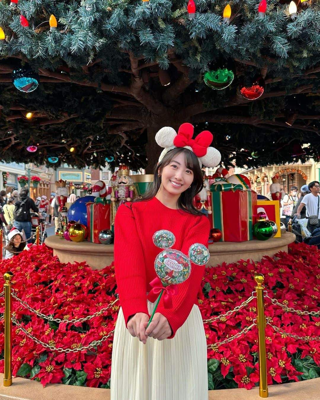 関根ささらさんのインスタグラム写真 - (関根ささらInstagram)「#東京ディズニーランド のクリスマスツリー🎄⭐️ エントランスもワールドバザールもどっちも可愛くて写真撮っちゃう🥹🩷 . . . . クリスマスに向かって街中が活気づく今の季節が大好きです…🎈 クリスマスソング聞いてるだけでテンション上がる🥹🩷  ここ数日は #netflix でクリスマス映画やドラマを見漁ってます📺 皆さんの好きなクリスマス映画はなんですか？♡ . . . . #tokyodisneyland #tokyodisneresort #tdr #tdl #tokyodisney #disneyChristmas #disneyresort #christmasdecor #christmastree #クリスマス #メリークリスマス #ディズニークリスマス #クリスマスツリー #クリスマスコーデ」11月24日 11時58分 - sasarasekine