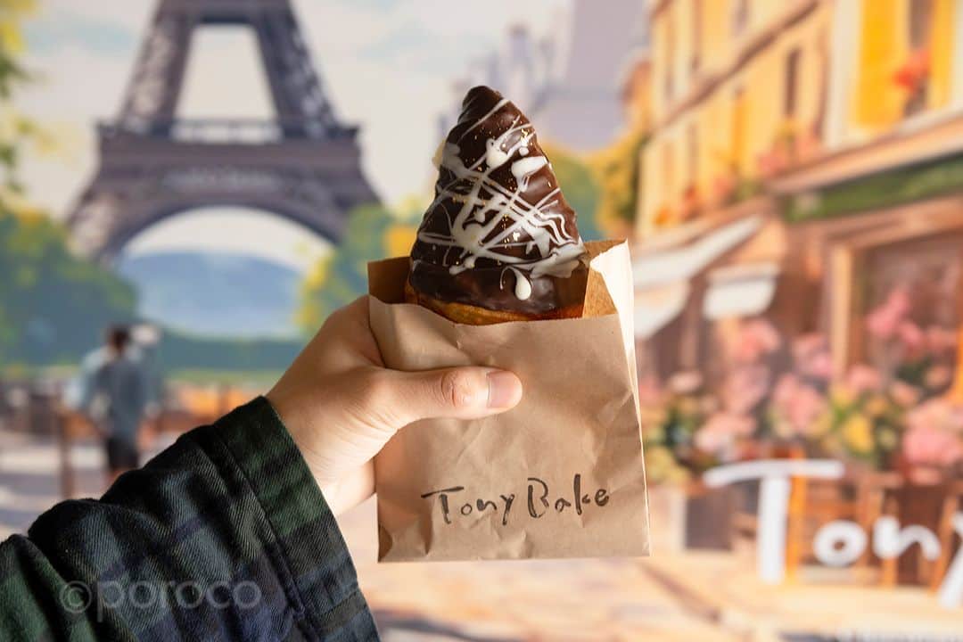 poroco（ポロコ）さんのインスタグラム写真 - (poroco（ポロコ）Instagram)「￨ 2023.10.6 オープン✨￨ Tony Bake . チョコレート専門店が手掛ける チョコを活かしたしっとりクロワッサン . 中小路に面した隠れ家のようなチョコレートのお店。店頭に並ぶのは、チョコの魅力を最大限に引き出すためにレシピを開発したクロワッサン。 . とろけるようなチョコに合わせて、クロワッサンはあえてしっとり食感に。 . オシャレな店内に並んだクロワッサンは1個が大きめ。手みやげにも喜ばれそう！（編集SS) . ①現在は「マーブル」450円、「スウィート」430円、「ホワイト」「抹茶」各460円の4種類と、「チョコラスク」210円がラインナップ。今後、チョコを活かした様々な商品が登場予定。  . ②簾入口のアプローチにある、パリの街並みのアートワークはフォトスポットにぴったり。 . ③モダンでスタイリッシュな店内。午前中の店内には焼きたてクロワッサンの幸せな香りが漂っている。 . ④住宅街にあるビルの1F。季節になれば入口が蔦に覆われ、まるで秘密の隠れ家のような佇まいに。 . 今後、全道で期間限定店舗「１００日のチョコクロワッサン by Tony Bake」を展開予定なのでお楽しみに。 . 詳細はporoco WEBサイトに掲載❗️ ------------------------------------------- Tony Bake（トニー ベイク） 📍札幌市中央区南5条西13丁目2-22 modaビル1F 🕒11：00～18：00（なくなり次第終了） 休：不定 🅿︎ なし @tonybake_chocolate ------------------------------------------- photo by Takashi Anamizu（ @stzeeana ） #TonyBake #sapporo #sweets #中央区 #札幌新店情報 #newopen #LOVE札幌中央区 #札幌グルメ #poroco #札幌食べ歩き #札幌おでかけ #札幌パン #札幌ベーカリー #ベーカリー #Bakery #クロワッサン #croissant #チョコレート #chocolate #札幌スイーツ #porocoスイーツ部 #テイクアウト専門店」11月24日 11時59分 - poroco_magazine
