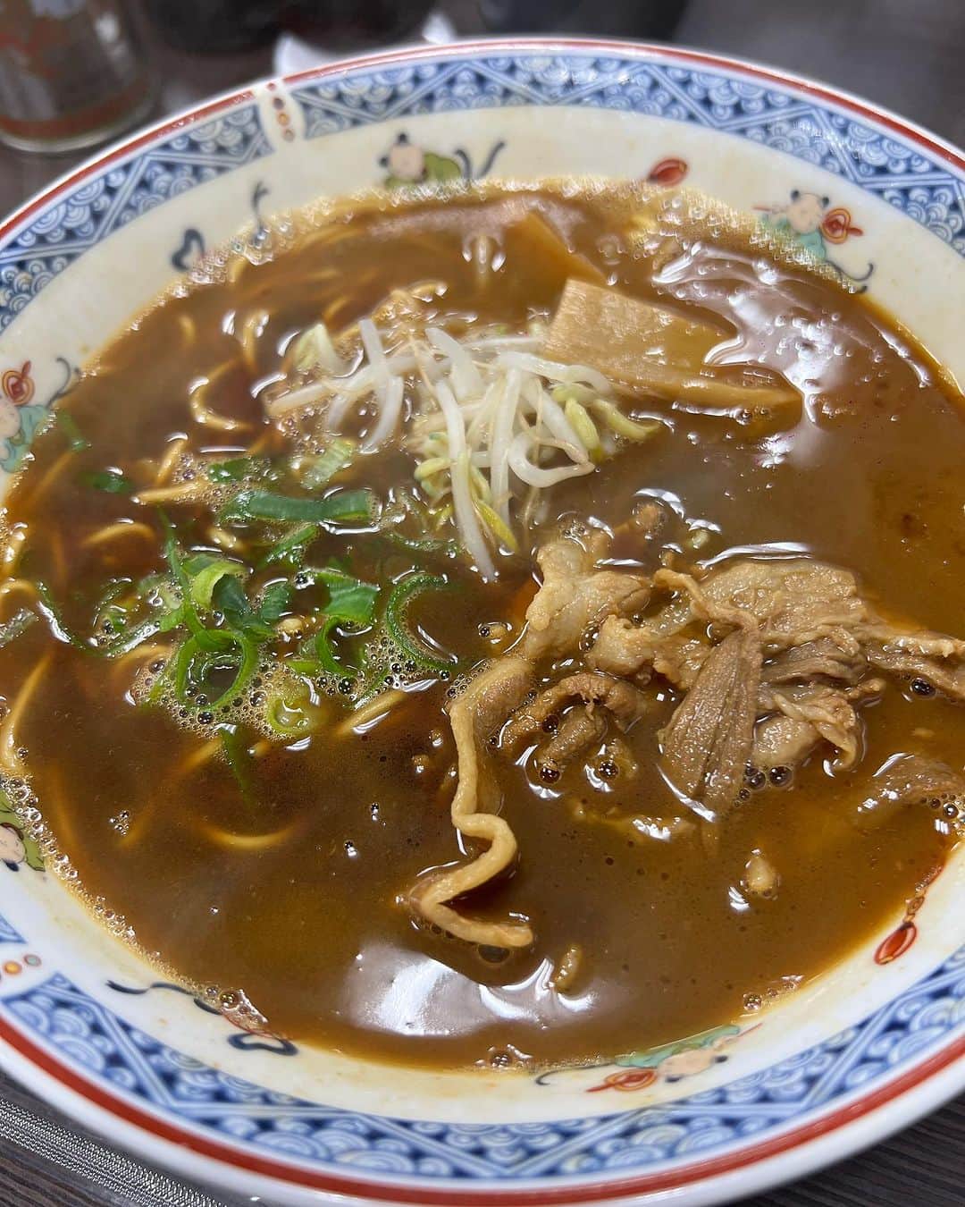 ヨネスケのインスタグラム：「徳島ラーメン、味が濃いが美味い」