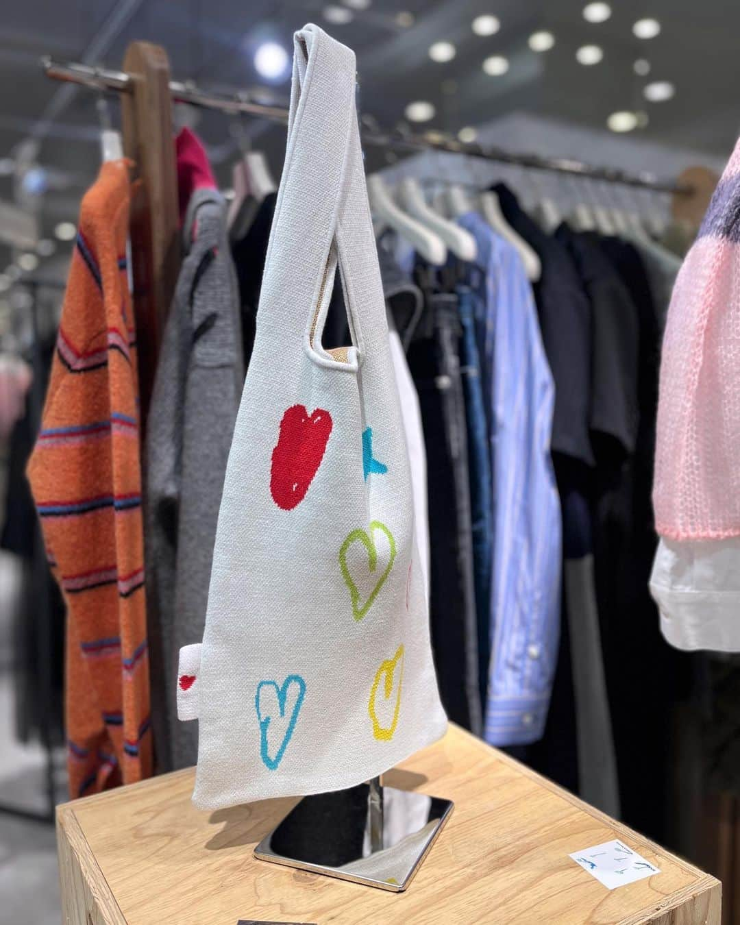 HANKYU.MODEさんのインスタグラム写真 - (HANKYU.MODEInstagram)「soduk POP UP STORE  “2023 fall / winter collection [sounds good!]” at 3F D-LAB until 11/28  2018 年にスタートした、工藤司がデザイナーを務めるウィメンズウェアブランド「 soduk 」  「soduk を着る人が soduk を作る」と工藤氏が語るように、毎シーズンのテーマやターゲットは定めず、極端に着飾るファッションではなく着心地の良さやシルエットの美しさを追求した、日常に寄り添うようなリアリティのあるファッションを展開。  期間中、sodukのアイテムをご購入いただいたお客様には、先着でsoduk × tomo andoステッカーセットをプレゼント(なくなり次第終了)  @soduk_official  @hankyu_dlab   #soduk  #スドーク #23AW #hankyumode #hankyumode23aw #hankyu #阪急百貨店 #阪急うめだ本店 #うめはん」11月24日 12時09分 - hankyumode