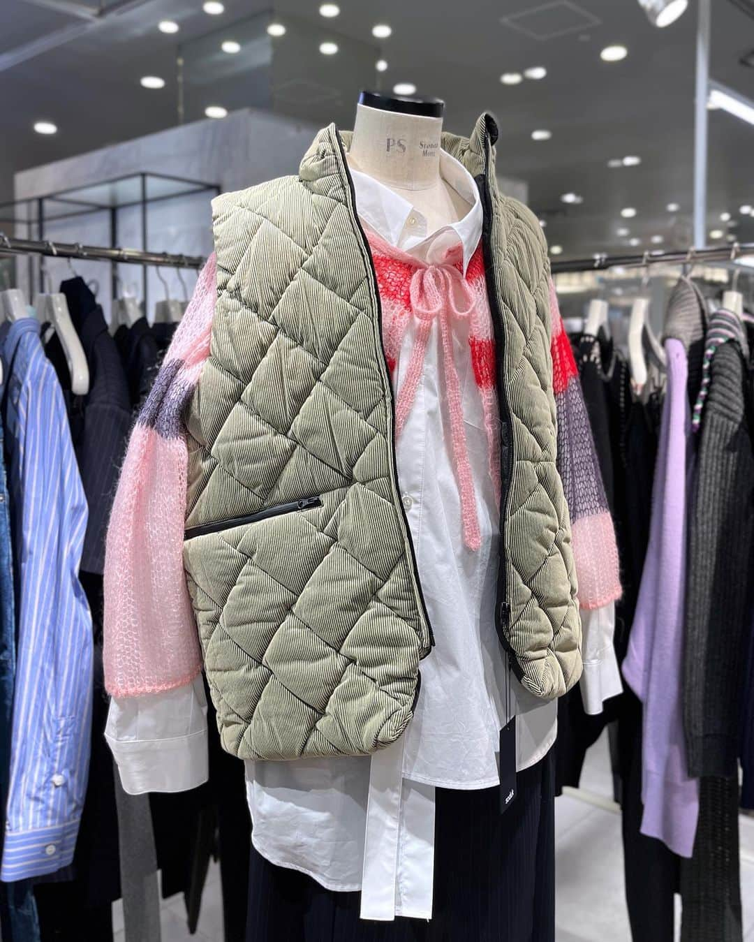 HANKYU.MODEさんのインスタグラム写真 - (HANKYU.MODEInstagram)「soduk POP UP STORE  “2023 fall / winter collection [sounds good!]” at 3F D-LAB until 11/28  2018 年にスタートした、工藤司がデザイナーを務めるウィメンズウェアブランド「 soduk 」  「soduk を着る人が soduk を作る」と工藤氏が語るように、毎シーズンのテーマやターゲットは定めず、極端に着飾るファッションではなく着心地の良さやシルエットの美しさを追求した、日常に寄り添うようなリアリティのあるファッションを展開。  期間中、sodukのアイテムをご購入いただいたお客様には、先着でsoduk × tomo andoステッカーセットをプレゼント(なくなり次第終了)  @soduk_official  @hankyu_dlab   #soduk  #スドーク #23AW #hankyumode #hankyumode23aw #hankyu #阪急百貨店 #阪急うめだ本店 #うめはん」11月24日 12時09分 - hankyumode