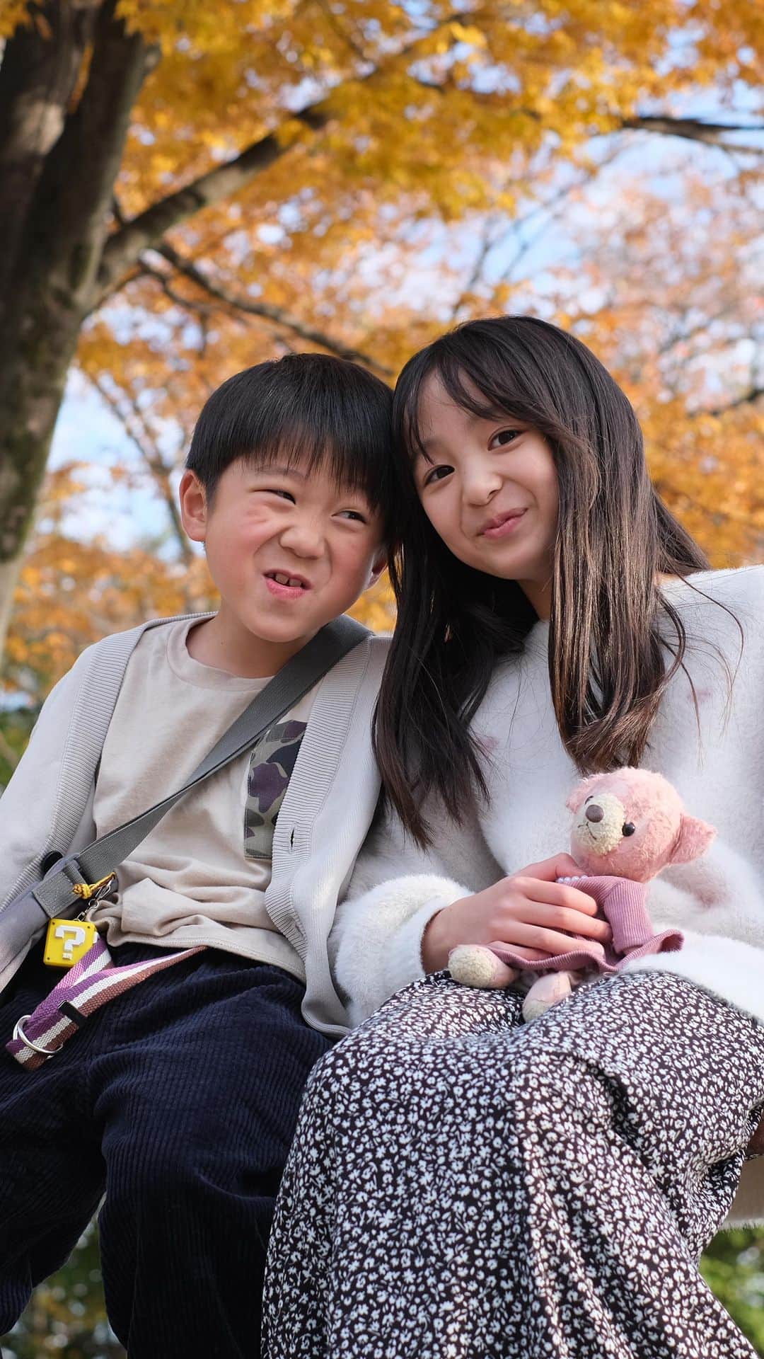Ai.tのインスタグラム：「. 秋のような冬のような🤔笑 . . 祖父母宅に行った時の公園で💁‍♀️ . 小さい頃このシーソーで従兄弟が怪我したのを鮮明に覚えているからソワソワしてしまうけど 子どもが楽しんでるのが1番☝️ . 昔よりも遊具が少なくなってきてしまってるけど 私が小さい頃に遊んでたものがそのままあるものも嬉しいよね！ . #9歳　#6歳　#男子あるあるなのか変顔ばかり」