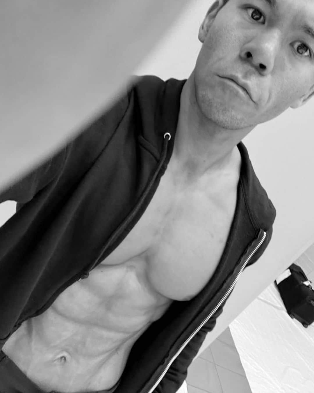 吉岡世起のインスタグラム：「やってみたかったことの１つ フィジーク 入賞ならず、、 セカンドコールでセンターだったから少しは惜しかったのかな?? でもまぁ圧倒的に準備不足にリサーチ不足 特にポージング😓 今回分かったことも色々あったし、また機会があれば 減量しながら弱点だった背中がある程度克服出来た気がする さぁ増量(ストレスによる爆食い)しよう🍖 夜は #ABEMA 観よう #ボディメイク #初のカラーリング」