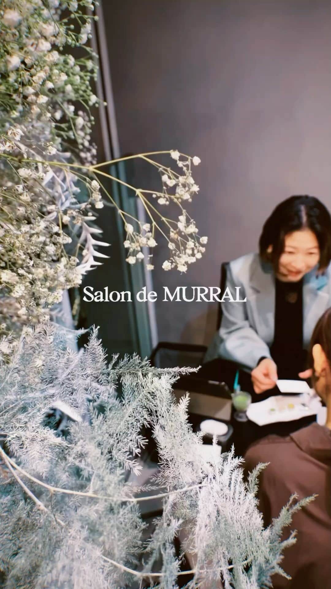 M U R R A Lのインスタグラム：「. Salon de MURRAL at Shibuya PARCO Calligraphy Service📝  本日より渋谷PARCOにてスタートしましたカリグラフィーサービス体験。初日から沢山のお客様にご来場頂き誠にありがとうございました。  人の手から紡がれる愛おしい言葉の琴線。 お客様の気持ちに合わせてその場で文字を描いて頂く とてもラグジュアリーな時間と体験。  簡単に手に入る。もしくは手に入ってしまった錯覚に陥る。 そんな便利だけど少しだけ寂しさを感じる今。 このような"生"の体験は私たちにとっても非常に有意義な時間だと感じています。  11/24（FRI.) 11/25(Sat.)両日とも、まだご予約に空きがございます。ご予約の上、この機会に是非ご来場下さいませ。 当日のご予約も可能です。 皆さまにお会い出来る事を心よりお待ちしております❄️  #MURRAL #23FW #salondemurral #FRAGLE」