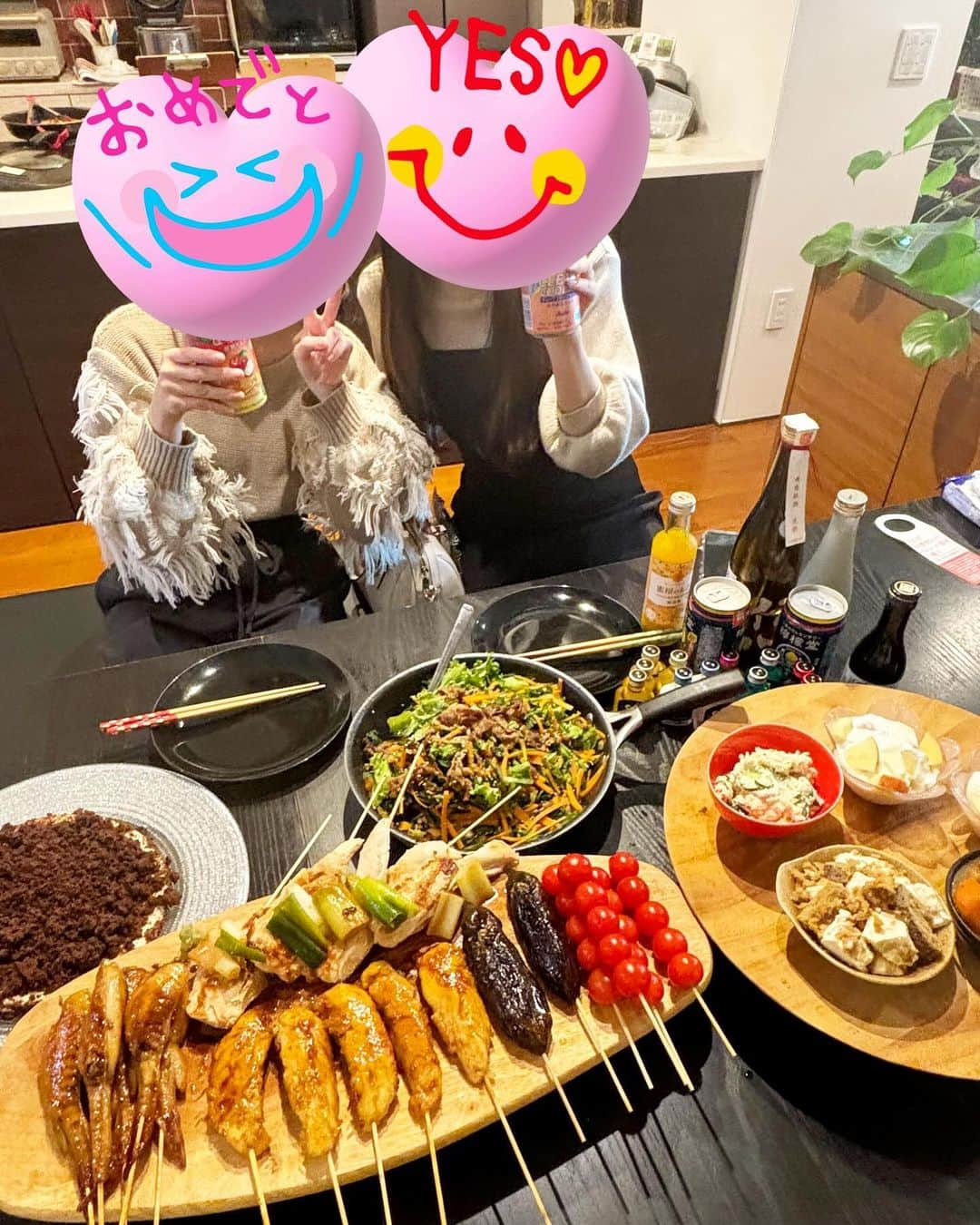 みきママのインスタグラム：「【お友達の誕生日会をしました〜！！】  大学のお友達が誕生日でね、今日はお休みだから家で飲み会しようか❗️  そこで、私「何が食べたい？」って聞いたら、  お友達「焼き鳥とそれに合うおかず」ってさ。お題を与えられました🤣🤣🤣  ヘルシー焼き鳥と、ビビンバサラダ、おからのおつまみを作りました〜✨  すると、お友達「日本酒飲み比べしましょう！」って、選りすぐりの日本酒を持ってきてくれました✨✨✨  お友達「焼き鳥に梅のせると美味しい。」って、もりもり食べてくれました😭😭😭  そしたら、お友達、日本酒の話をたくさんしてくれてね、私「日本酒、美味しい！」より美味しく感じる〜🥰🥰🥰  そしたらさ、チン。私、まったく動けなくなりました😇😇😇  今日もめちゃくちゃ二日酔いです😭😭😭  #みきママ　#日本酒 #焼き鳥  #japanesefood #japan」