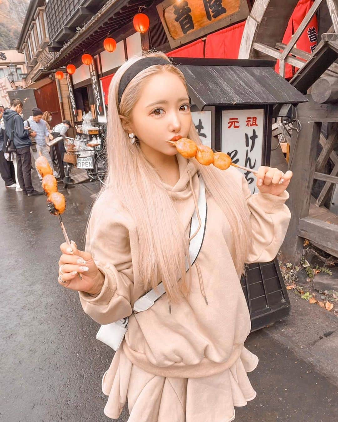 とみmamaさんのインスタグラム写真 - (とみmamaInstagram)「ただの欲張りウォンナ🍡🙄w . . . 着てるセットアップ SHEINのなんだけど大当たりすぎて😭💓 . 写真とそのまんま過ぎて 形綺麗で可愛いし 裏起毛でめちゃめちゃ暖かいし スカートは中ショーパンだから助かるし 120点満点すぎるお洋服💯🥹 . . 品番【22746133】 私はサイズSにしたよ✌️ . これはマジみんな買い🙄💓 . . しかも11/27までSHEIN BLACKフライデーSALE中だから 今のうちに買った方がいい！！ . . ＼フォロワーさん限定クーポンよかったら使ってね🥰／ クーポンコード【23BF87】 ※0-5999円で15%オフ, 6000円以上のご購入で20％オフ 利用期限:2023年11月10日〜2023年12月31日 . . .  #SHEINblackfriday  #SHEINGoodFinds  #SHEIN購入品 #BeSHEINモデル #SHEINforAll  #loveshein  #ad  #saveinstyle #sheinstyle #sheinoutfits #sheinコーデ #sheinootd #袋田の滝 #ママコーデ #ギャルママ #スウェットコーデ #sheincode #プチプラコーデ #プチプラファッション #ブロンドヘアー #ブロンドカラー #sheinofficial #sheininfluencer #茨城観光 #茨城ママ #ギャル」11月24日 12時02分 - tomimama1116