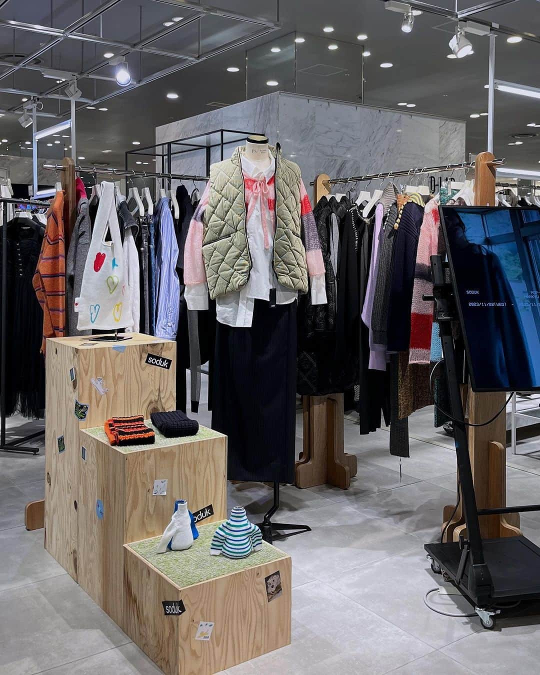 HANKYU.MODEのインスタグラム：「soduk POP UP STORE  “2023 fall / winter collection [sounds good!]” at 3F D-LAB until 11/28  2018 年にスタートした、工藤司がデザイナーを務めるウィメンズウェアブランド「 soduk 」  「soduk を着る人が soduk を作る」と工藤氏が語るように、毎シーズンのテーマやターゲットは定めず、極端に着飾るファッションではなく着心地の良さやシルエットの美しさを追求した、日常に寄り添うようなリアリティのあるファッションを展開。  期間中、sodukのアイテムをご購入いただいたお客様には、先着でsoduk × tomo andoステッカーセットをプレゼント(なくなり次第終了)  @soduk_official  @hankyu_dlab   #soduk  #スドーク #23AW #hankyumode #hankyumode23aw #hankyu #阪急百貨店 #阪急うめだ本店 #うめはん」