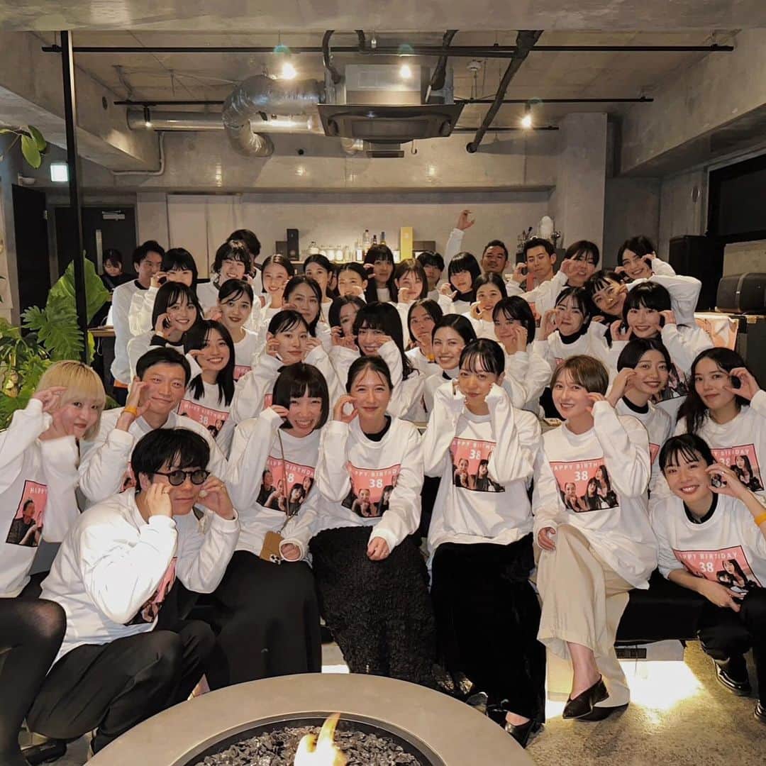 松本恵奈のインスタグラム：「11月23日CLANE DESIGNのみんなにお誕生日のお祝いをしてもらいました♡毎年色々とサプライズしてくれるみんなには本当に感謝しかありません😭 みんなのサプライズがあまりにも嬉しくて初めて涙してしまいました。 これからも頑張らないと💪🏻 沢山、写真撮ったのでまたアップしていきますね♡ みんな本当にありがとうー！！ #clane #clanedrsign #お誕生日会 #サプライズ」