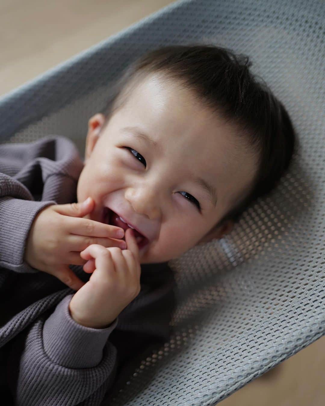 徳永 美乃里のインスタグラム：「2人目準備で新調した縦揺れバウンサー👶🏻🤍 🤎 @babybjorn 🤎  このタイプのバウンサーは持ってなくて、 今回上の子育児もある分少し待っててもらったりって時のために 軽くて家の中持ち運びしやすいバウンサー欲しいなあ と思ってたから嬉しい☺️✨  というよりなにより、既に虎が気に入ってしまい😂 早速映画鑑賞や休憩しに自ら座りにきてるから 2人目以前に迎えてよかったなと🤣🤎  メッシュだから通気性もいいし、 こんな風に1人歩き1人座りできるようになってからも 椅子として使えるから生まれてから長〜く使えて便利ですよね🥹💕  人気の理由がわかったわ🤣🫰🏻  色々次の子アイテムも揃えていくので また虎のアカウントで紹介していきますね🙌🏻🥨  4.5枚目は弟くんがベルトつけて乗ってる時をイメージして 見守り予行演習🤣🤣 めちゃくちゃ笑いながら、がんがん上乗っかってるね🤣👏🏻笑  楽しみだなぁ👦🏻👶🏻🤎」
